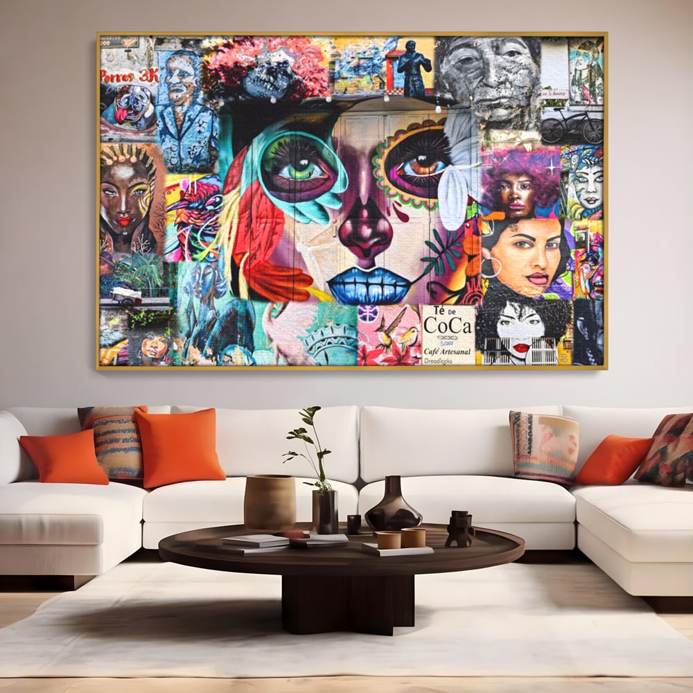 Tablou canvas cu tablou canvas cu colaj grafitti urban, in rama de aluminiu auriu, pe perete intr-un living